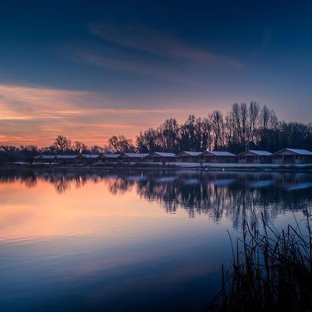 Lake Pochard Holiday Lodges Саут-Керні Екстер'єр фото