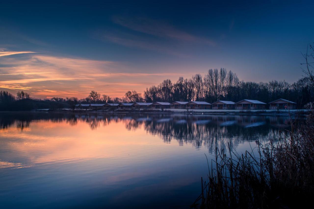 Lake Pochard Holiday Lodges Саут-Керні Екстер'єр фото